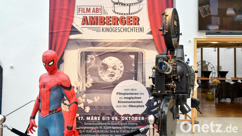 Besser lässt sich die Brücke zwischen Filmhistorie und modernen Blockbustern kaum visualisieren. Im Stadtmuseum steht neben einer Spider-Man-Wachsfigur (aus Weiden von Marcs-World-of-Figures) ein alter Film-Projektor, der sonst im Ring-Theater zu bestaunen ist. Bild: Petra Hartl