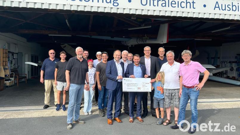 Die Vertreter der Sportförderstiftung der ehemaligen Stadtsparkasse Weiden übergeben einen Spendenscheck über 1500 Euro an den Aero-Club Weiden: Stiftungsratsvorsitzender und Oberbürgermeister Jens Meyer (Sechster von rechts), sowie der Vorsitzende des Vorstandes der Sparkasse Oberpfalz Nord Hans-Jörg Schön (Achter von links) und Stiftungsvorstand und Mitglied des Vorstandes, Jens Michael Heine (Fünfter von rechts) überreichen ihn. Mit dabei auch der Präsident des Stadtverbandes für Leibesübungen (Achter von rechts) Reinhard Meier. Bild: Sparkasse Oberpfalz Nord