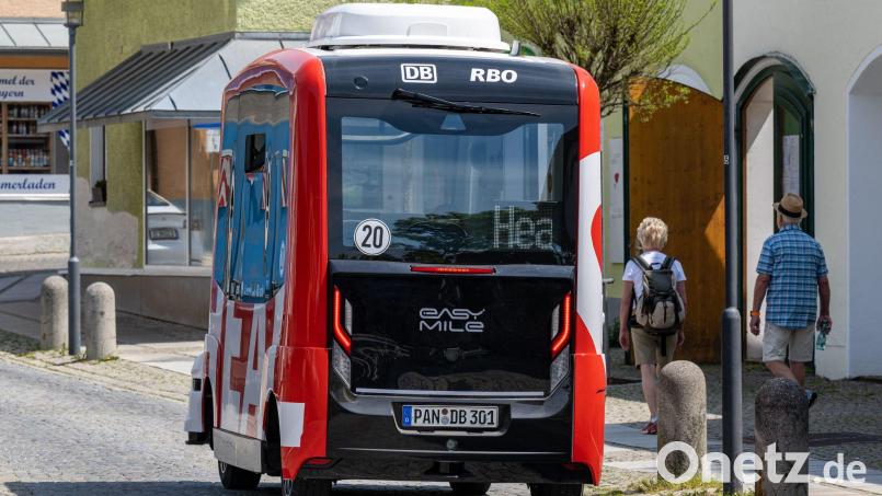 In Bad Birnbach ist der autonom und elektrisch fahrende Minibus inzwischen etabliert. In Roding soll künftig ein Kleinbus im öffentlichen Nahverkehr unterwegs sein. Symbolbild: Armin Weigel/dpa