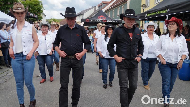 Die Weidinger Linedance-Gruppe &quot;East End Stompers&quot; zeigt, was sie drauf hat. Bei den Auftritten tragen die Männer Schwarz, die Frauen Weiß, und auch ein Cowboy-Hut darf nicht fehlen. Archivbild: wel