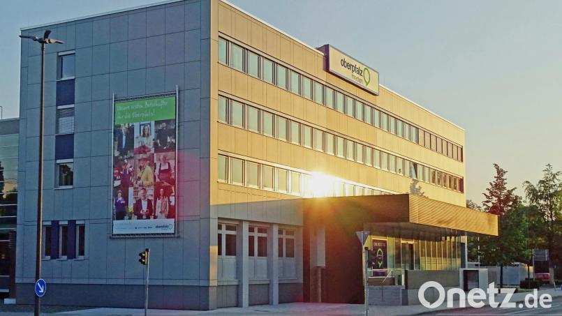 Extra für den Start unseres neuen Internetportals Onetz hat unser freier Mitarbeiter Reinhold Dobmeier einen goldenen Schnappschuss des Verlagsgebäudes von Oberpfalz Medien in Weiden aus seinem Archiv hervorgezaubert. Bild: Foto: Reinhold Dobmeier