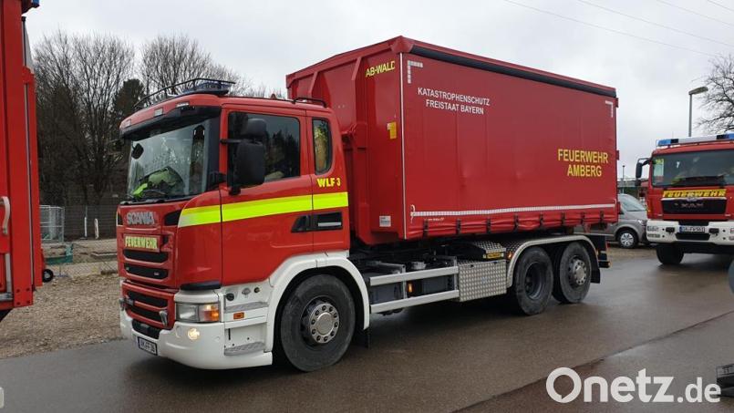 Ein Wechsellader-Fahrzeug der Amberger Feuerwehr im bayerischen Blaulicht-Konvoi. Bild: Heinrich Scharf/exb