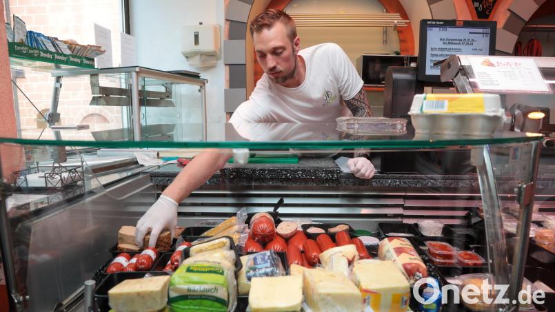In der Metzgerei Bär gibt es mittlerweile eine separate Theke nur mit veganen Produkten wie Aufschnitt, Aufstrich oder Käse. Hier holt Metzgermeister Matthias Bär gerade einen veganen Pizza-Leberkäse heraus. Bild: Wolfgang Steinbacher