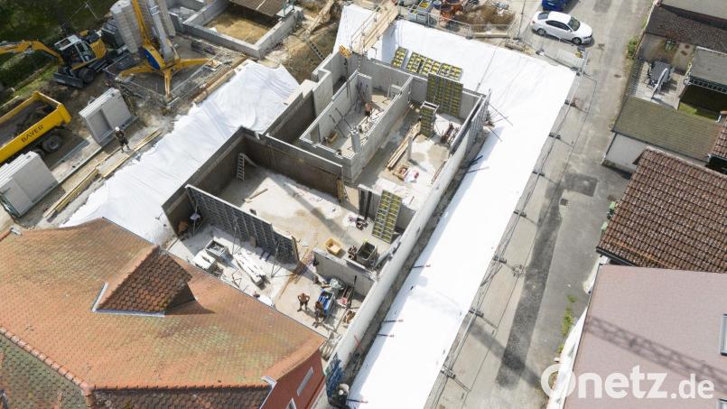 Die „Grundsteine“ für den Feuerwehrhaus-Anbau und den Radl-Point in Waldershof sind gelegt. Die Gesamtkosten der Baumaßnahme liegen bei 4,3 Millionen Euro. Bild: Wolfgang Erhart/exb