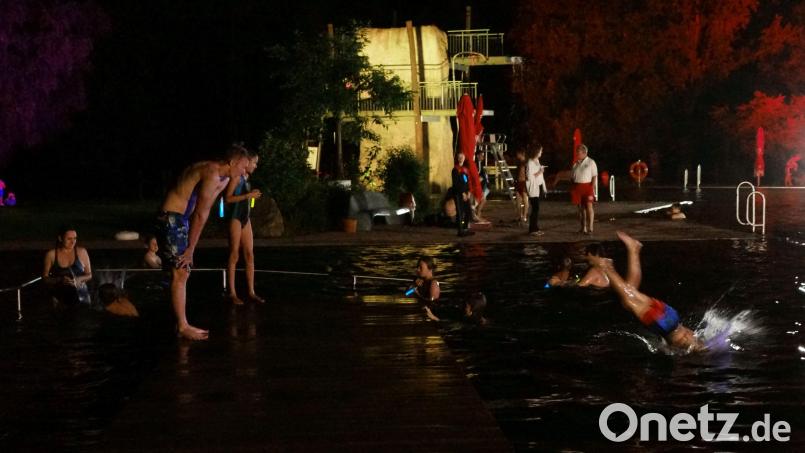 Samstagnacht können Schwimmer, wie auf dem Bild von 2021, in rund 25 Grad warmes Wasser springen. Das Naturerlebnisbad Immenreuth lädt wieder zum Mondscheinschwimmen ein. Archivbild: bkr
