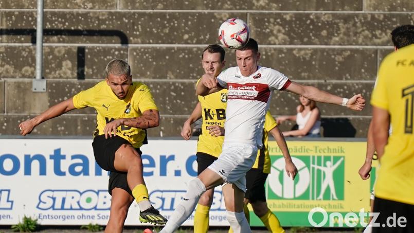 Kenan Muslimovic (links) zieht ab. Der Neuzugang erzielte beim 6:3-Sieg des FC Amberg gegen den SSV Eggenfelden drei Treffer. Bild: ref