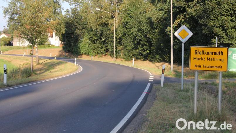 Marktgemeinderat Manfred Fehr forderte, dass die Ortsdurchfahrtsstraßen von Großkonreuth (Bild) und Poppenreuth auf 30 km/h beschränkt werden sollten, weil viel zu schnell gefahren werde. Bild: kro