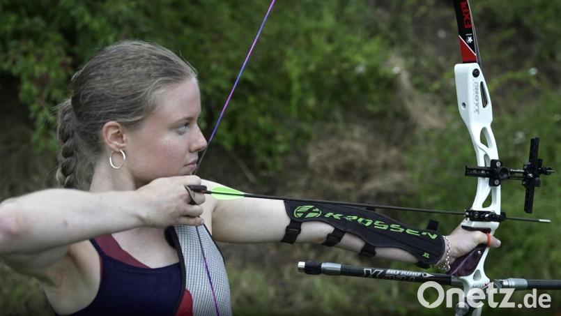 Praktikantin Katharina Graf mit voller Schutzausrüstung beim Bogenschießen. Bild: Marco Meier