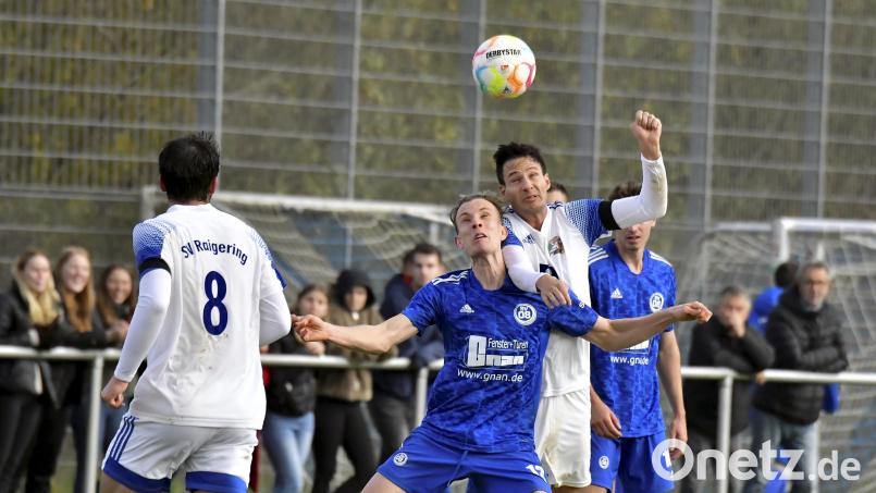 Benedikt Buegger (Mitte, hinten) bei einem Kopfballduell im Trikot des SV Raigering. Am fünften Spieltag der Kreisliga Süd trifft er erstmals mit seinem neuen Verein auf die Panduren. Archivbild: Hubert Ziegler
