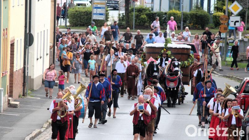 Mit einem schmucken Festzug startete das Kemnather Wiesenfest. Bild: stg