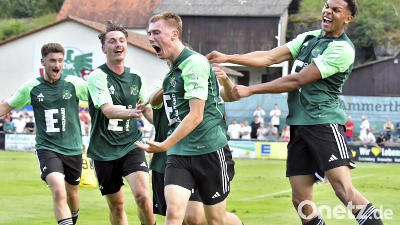 Das schreien sie ihre ganze Freude heraus: Doppeltorschütze Noah Pirner (Dritter von links) nach dem 1:0 für Ammerthal zusammen mit Dragan Lazarevic, Dennis Weidner und Kevin Mutove (von links). Bild: Hubert Ziegler
