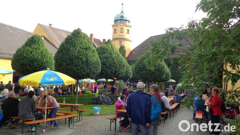 Unter anderem wegen Corona konnte im Jahr 2017 zum bislang letzten Mal das Bürgerfest (Bild) in Reuth gefeiert werden. Diesen Donnerstag stellt die Familie von Podewils der Gemeinde wieder den Schlosshof zur Verfügung. Archivbild: Werner Prucker/exb