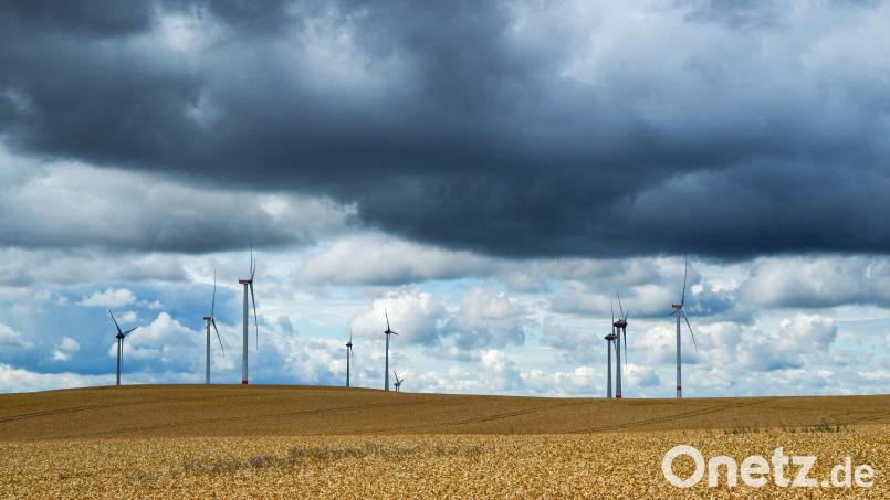 Dunkle Wolken sind über einem Feld zu sehen. Mit wechselhaftem Wetter ist derzeit in vielen Regionen Deutschlands zu rechnen. Symbolbild: Jens Kalaene7dpa