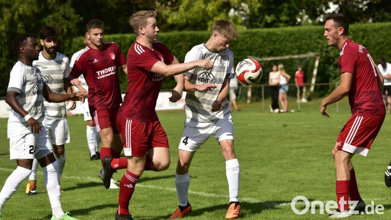 Dennis Lobinger (Dritter von rechts) und Michael Busch sorgten mit ihren Toren für den 2:0-Erfolg der SpVgg Pfreimd gegen den TSV Tännesberg Bild: ham