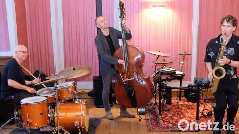Mit einer Reise in die Randgebiete des Jazz und der Elektronik begeisterte das Trio Gerwin Eisenhauer (Schlagzeug), Bassist Christian Diener und Tobias Meinhart (Saxophon) im Kloster Speinshart die Jazz-Enthusiasten Bild: do