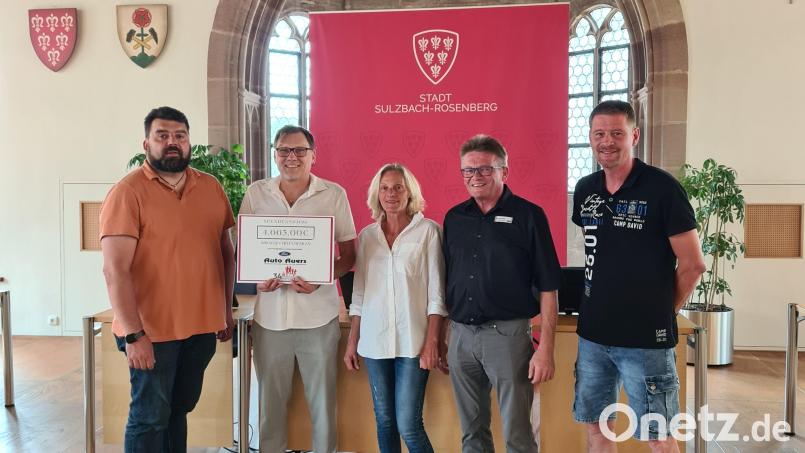 Bürgermeister Stefan Frank mit dem Leiter des Ernst-Naegelsbach-Hauses, Stefan Reither, und den Vertretern des Autohauses Auers bei der Spendenübergabe. Bild: Johanna Wojtas/exb