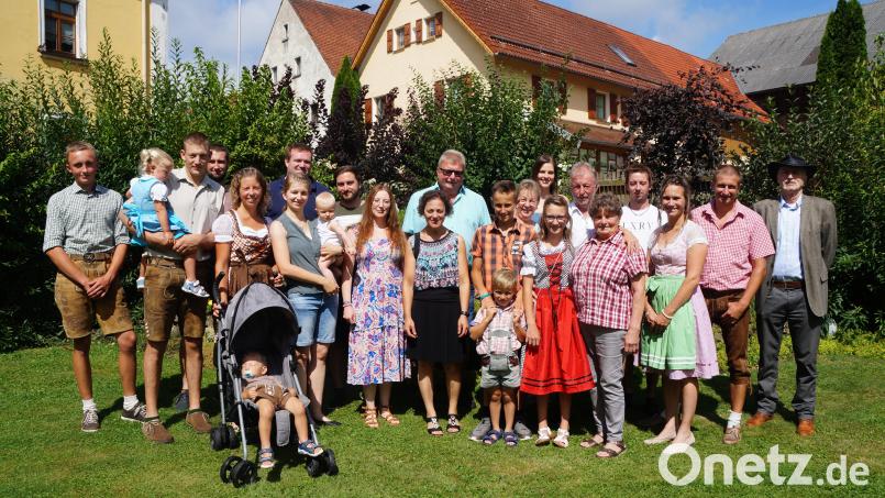 Agnes Roth (Fünfte von rechts) feiert ihren 80. Geburtstag inmitten ihrer Söhne, Enkel und Urenkel. Dritter Bürgermeister Günter Gilch (rechts) gratuliert namens der Stadt. Bild: wel