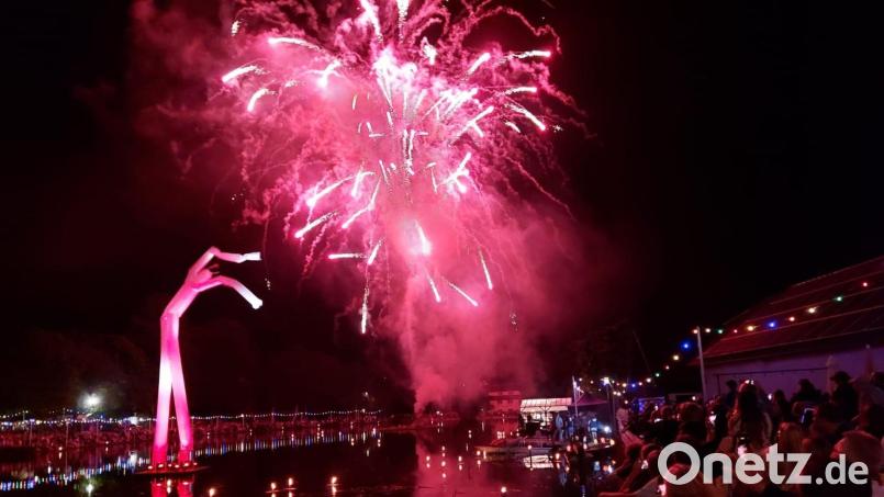 Ein prächtiges Feuerwerk fasziniert die Besucher, die sehnlichst auf den Beginn der Lichtershow warten. Bild: lg