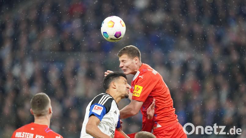 Patrick Erras (rechts/im Luftduell mit Hamburgs Robert Glatzel) und seine Kieler starten am Samstag mit dem Pokalspiel in Aachen offiziell in die neue Saison. Archivbild: Marcus Brandt