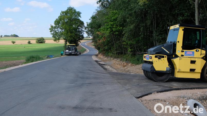Die Arbeiten an der Staatsstraße 2181 zwischen Floß und Plößberg schreiten voran. Bild: le