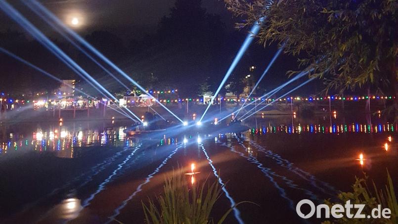 Ein Lichtermeer gehört dazu zum Seefest. Genauso wie das Feuerwerk zum Abschluss soll es auch bei der 53. Veranstaltung dieser Art am Sonntag, 28. Juli, nicht fehlen. Bild: Sandra Klein/Stadt Schönsee/exb