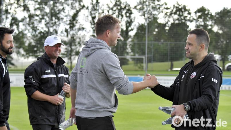 Kai Hempel (links), Trainer DJK Gebenbach, und Faruk Maloku (rechts), sein Vorgänger in Gebenbach und jetzt Chamer Coach, treffen am Samstag mit ihren Teams aufeinander. Archivbild: Hubert Ziegler