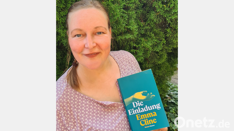 Autorin Agnes Gerstenberg mit &quot;Die Einladung&quot; von Emma Cline. Bild: Gerstenberg/exb