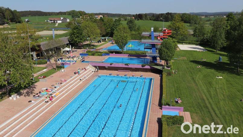 Das Freibad in Tirschenreuth hat mit der großen Wasserrutsche und dem Sprungturm einiges zu bieten. Archivbild: Stadt Tirschenreuth/exb