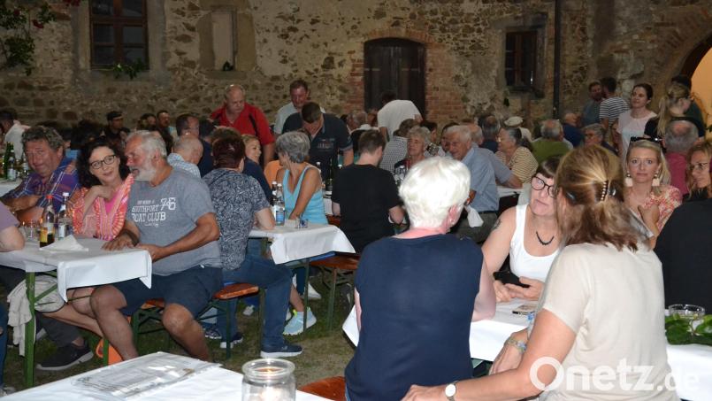 Das 36. Weinfest des Fördervereins Schloss Burgtreswitz lockt in einer lauen Sommernacht viele Besucher an. Bild: gi