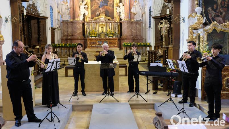 &quot;Festliche Trompetenserenade&quot; und &quot;Vom Herold zur Brassband&quot; hieß es zum Abschluss der Speinsharter Sommerkonzerte. In der Klosterkirche imponierte die glanzvolle Trompetenmusik des Festival-Blechbläserensembles unter Leitung von Professor Otto Sauter (Bildmitte). Am Klavier bezauberte Natalia Ilkiv. Bild: do