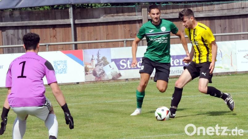 Tabellenführer FC Tirschenreuth (Szene mit Torwart Patrick Rahn, links, und Julian Zant, rechts, beim 2:1-Sieg beim SV Mitterteich II) gastiert am Samstag beim TSV Thiersheim. Archivbild: hho