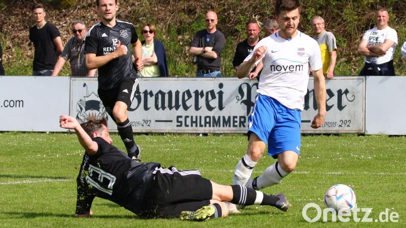 Offensivdrang wie hier von Nico Lautner (rechts, in einem Punktspiel gegen Schirmitz) wünscht sich der Vorbacher Anhang im Derby gegen den ASV Haidenaab. Archivbild: Dieter Jäschke