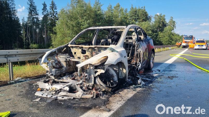 Auf der Autobahn 93 zwischen Wiesau und Falkenberg stand am Mittwoch ein E-Auto in Vollbrand. Der Fahrer konnte sich noch rechtzeitig in Sicherheit bringen und einen Notruf absetzen. Bild: Feuerwehr Wiesau/exb