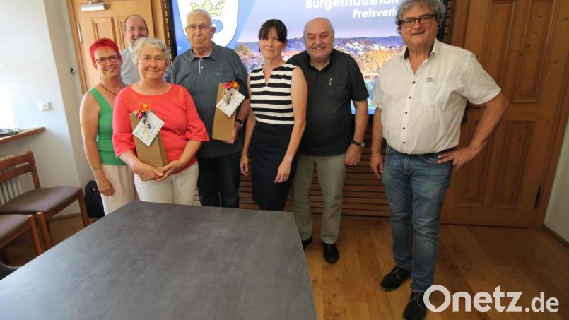 Ihre Vorschläge kamen beim Stadtrat besonders gut an: Mit Einkaufsgutscheinen prämierten Bürgermeister Bernhard Stangl (rechts), seine Vertreter Barbara Krauthahn und Max Schwärzer (von links) und die Ratsmitglieder Sabine Eichermüller und Martin Schmidt (Dritte und Zweiter von rechts) Maria Neumann, Bernd Edenharter (Dritte und Vierter von links) und Bernhard Riedl (nicht auf dem Bild). Bild: bjp