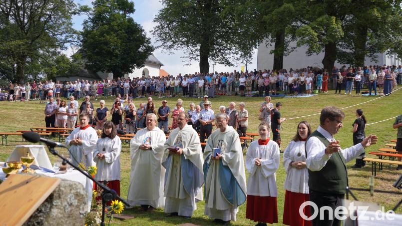 Viele Gläubige suchen bei der Festmesse am Fahrenberg am Freialtar Schutz vor der Sonne im Schatten der Bäume.
Hauptzelebrant des Festgottesdienstes war Professor Hans-Georg Gradl (Mitte) aus Trier, rechts davon Pfarrer Norbert Götz und links Pfarrer Albert Hölzl. Bild: fvo