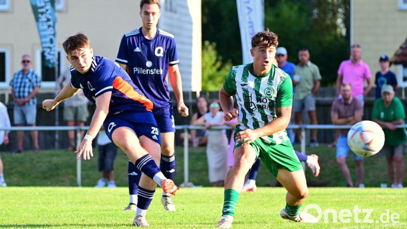 Die Mitterteicher Abwehr (rechts Leon Döllinger war am Mittwoch beim 2:5 gegen Quelle Fürth oft nur Beobachter der gegnerischen Aktionen. In Großschwarzenlohe muss der Gegner wieder mehr bearbeitet werden. Bild: Schrems