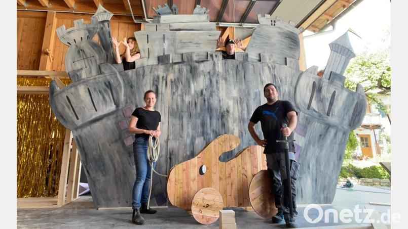 Das Bühnenbau-Team vor der fertigen Burg – mit Leni Wimmer (unten links), Cora Spalek (oben links), André Gießübl (unten rechts) und Florian Wein (oben rechts). Bild: Maximilian Hegner/exb