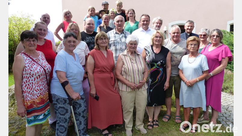 Die Jubilarin Klara Pausch (vorne vierte von links) daneben ihre Töchter Doris und Ingrid und dahinter ihr Sohn Georg und im Kreise Verwandte, Freunde, Nachbarn, Pfarrer und Bürgermeister Bild: Sieglinde Schärtl