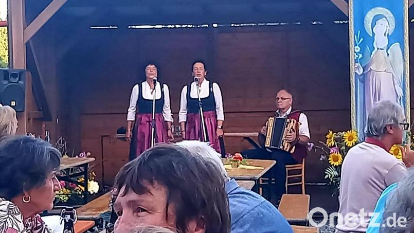 Die &quot;Zupfer-Moidln&quot;, begleitet von Gerhard Reber auf der Ziehharmonika, bereichern das Klarafest im Klosterhof mit unterhaltsamen Liedern. Bild: mas
