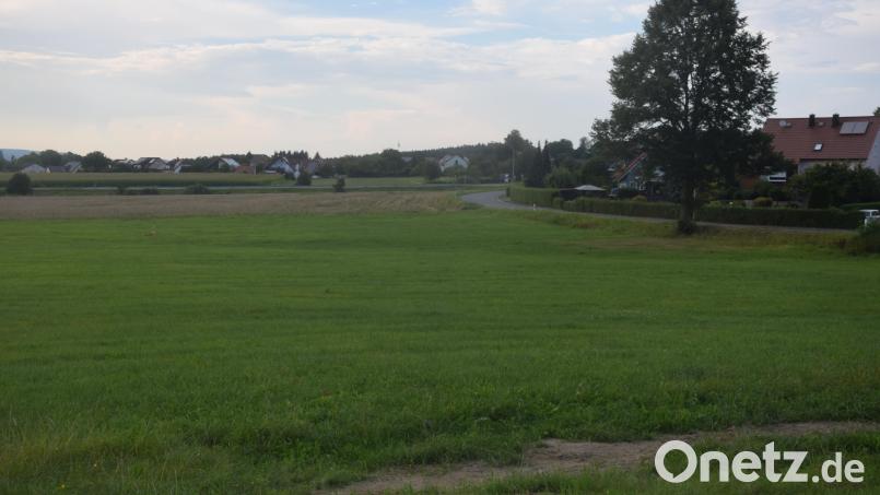 Das Baugebiet &quot;Ilsenbacher Straße&quot;. Im Hintergrund nach Norden die Staatsstraße, zu der 30 bis 50 Meter Abstand gewahrt werden sollen. Bild: fz