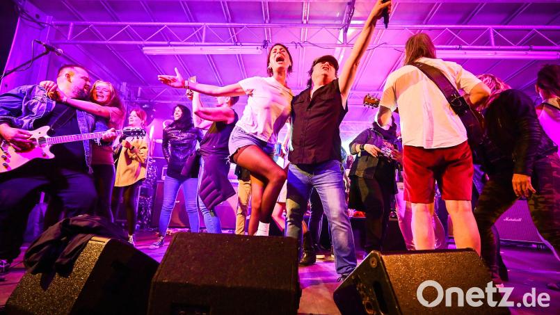 AC/DX. lieferte in Waldershof beim Schaffnerlos einen mitreißenden Auftritt. Das Publikum ging begeistert mit. Bild: Florian Miedl/fph