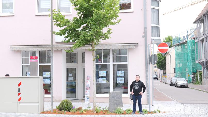 Florian Wein, Intendant des Ovigo-Theaters, am Gedenkstein des Habermeier-Hauses in Schwandorf. Bild: Lisamarie Berger/Ovigo-Theater