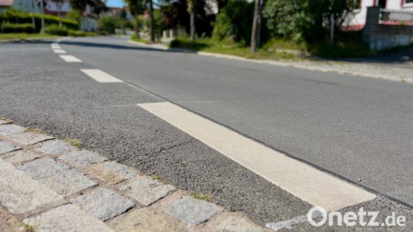 Die Eschenbacher Straße in Kirchenthumbach ist kurz nach aufwendigen Bauarbeiten bereits wieder holprig. Wie geht es nun weiter? Bild: Gabi Schönberger
