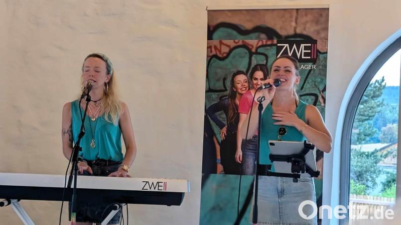 Das Duo &quot;ZWEII&quot; gestaltete das Benefizkonzert musikalisch. Bild: Karin Rückerl/Bebbo Schuller /exb