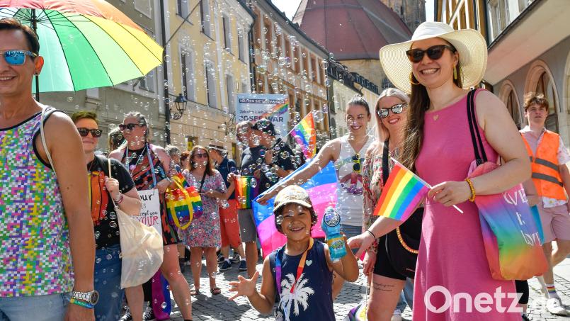 Seifenblasen durften beim Christopher Street Day in Amberg nicht fehlen. Bild: Petra Hartl