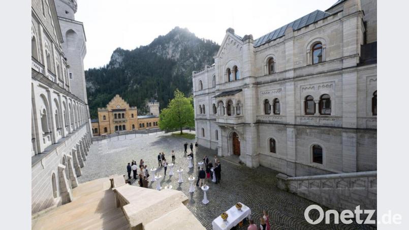 Im August finden im oberen Schlosshof von Schloss Neuschwanstein Konzerte unter freiem Himmel statt. Bild: Peter Kneffel/dpa