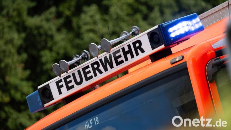 Ein Lagerhallenbrand im Landkreis Kelheim hat einen Schaden von mehreren hunderttausend Euro verursacht. (Symbolbild) Bild: Marijan Murat/dpa