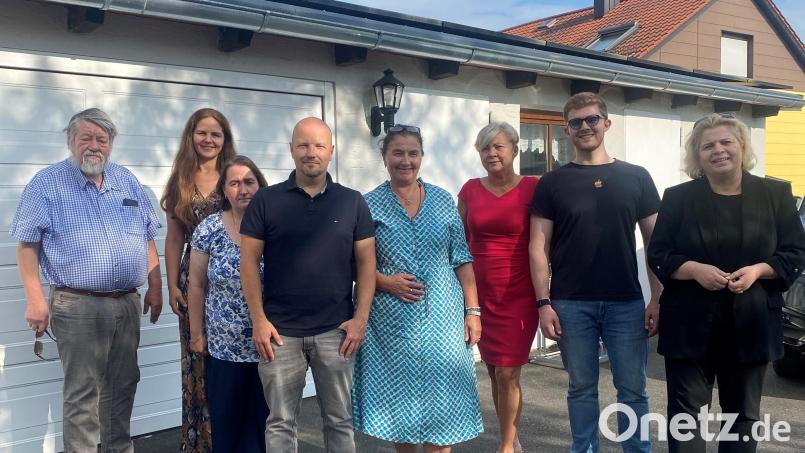 Bundestagsabgeordnete Sandra Bubendorfer-Licht (rechts) diskutierte mit dem neuen FDP-Kreisvorstand. Das Gremium besteht aus (von links) Wolf-Dieter Grahn, Daniela Lottner, Martina Strauch, Philipp Kaplitz, Vorsitzender Maria Zimmermann-Pröm und ihrer Stellvertreterin Ileana Pößl. Bild: Zimmermann-Pröm/exb