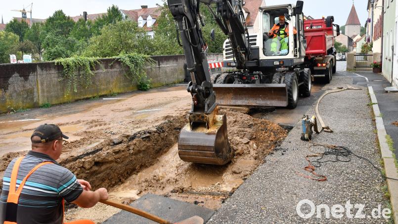 Am Sonntagvormittag wurde in der Fronfestgasse in Amberg gearbeitet, um den Wasserrohrbruch zu beheben. Bild: Petra Hartl