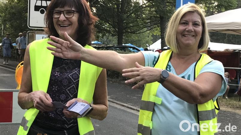 Evi und Anneliese haben ihren Spaß beim Einweisen der Autos. Bild: mma